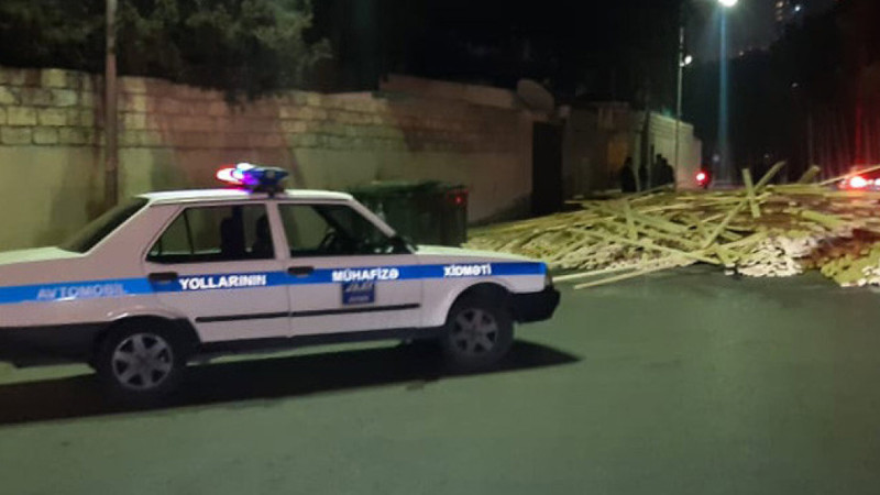 Binəqədidə yük avtomobili yol qəzasına düşüb: yolda tıxac yaranıb