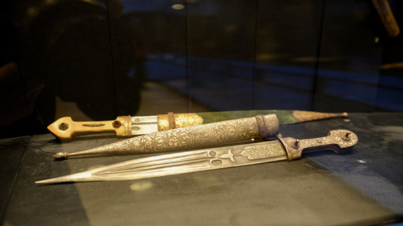 Silah ustası Emin Məmmədov öz işlərini Xalça Muzeyinə hədiyyə edib