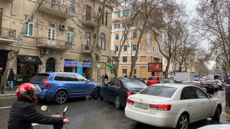 Nəsimi: Bülbül prospektində avtoqəza baş verib