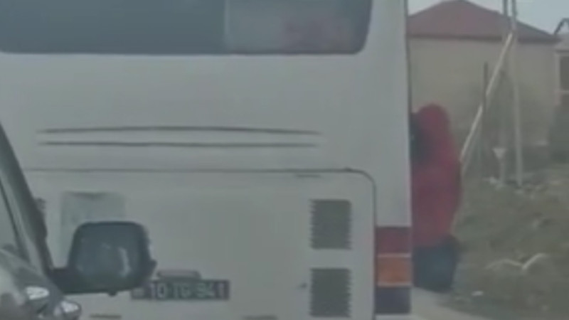 Bakıda avtobusda sərnişinlər həyatlarını təhlükəyə atıblar