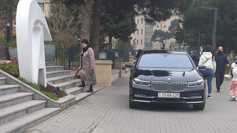 “Azərenerji” ASC-yə məxsus avtomobil piyadalar üçün səkini zəbt etdi