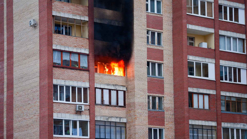 Nəsimi rayonunda çoxmərtəbəli yaşayış binasında yanğın baş verib