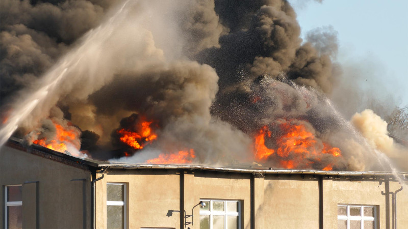 Xəzər rayonunda ev yanıb