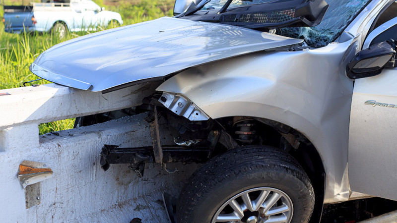 Nərimanovda qəza nəticəsində sürücü avtomobildə sıxılı vəziyyətdə qalıb