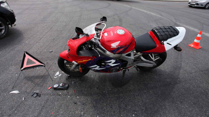 Yasamalda motosiklet gənc qızı vurub