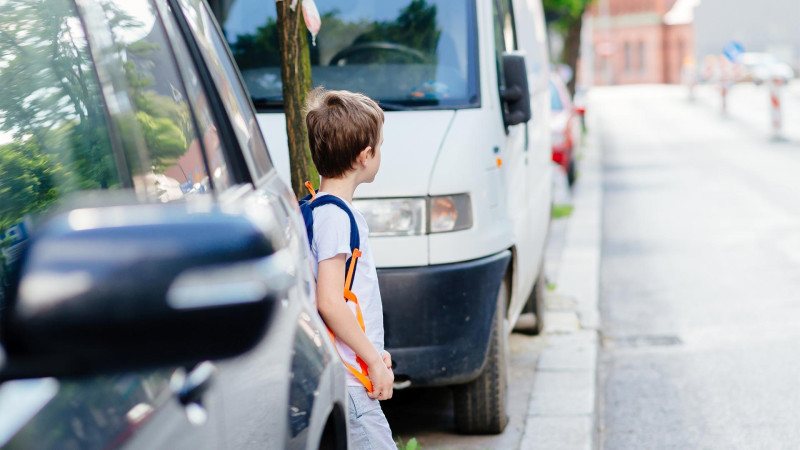 Xətai rayonunda avtomobil 3 yaşlı körpəni vurub