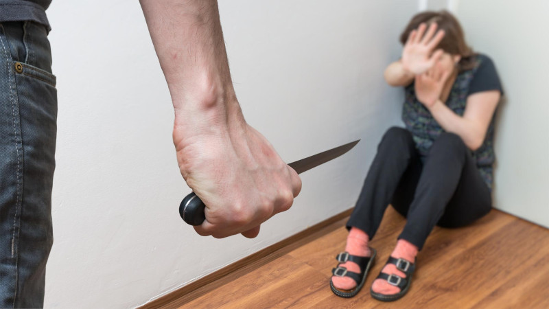 Küsəyən qadın özünün, qonşudakı kişinin və fəhlənin bıçaqlanmasına səbəb oldu