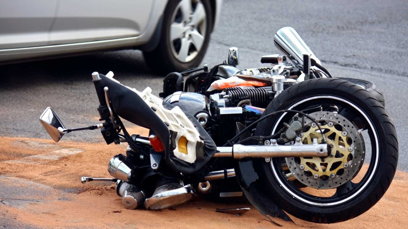 Xətai rayonunda motokuryer avtomobilə çırpılaraq aşıb