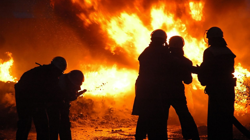 Xəzər rayonunda ikimərtəbəli evin qarajı yanıb