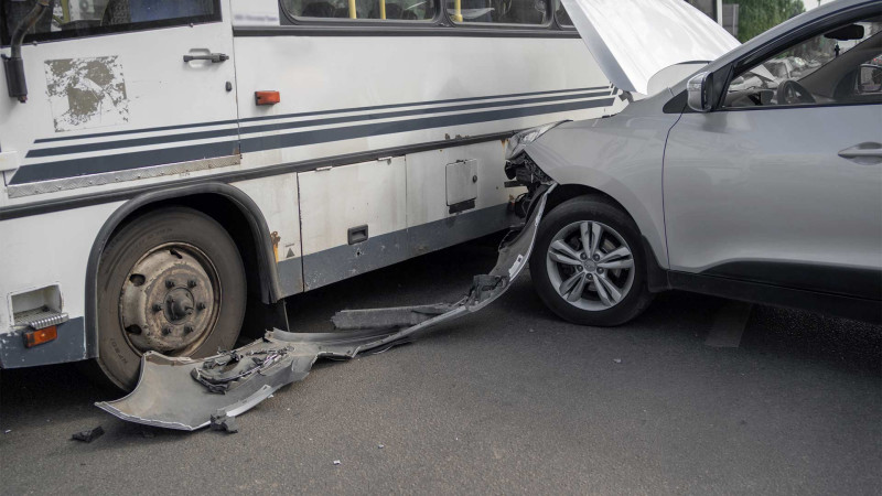 Səbail rayonunda sərnişin avtobusu “Hyundai”-la toqquşub