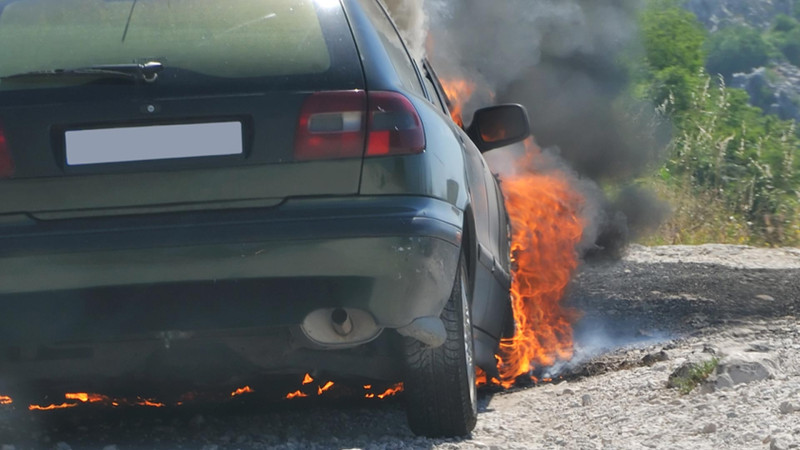Binəqədi rayonunda “Opel” yanıb