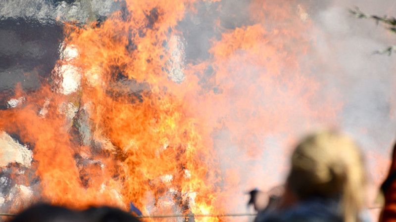 Xəzər: Mərdəkan qəsəbəsində tikinti materialları mağazası yanır