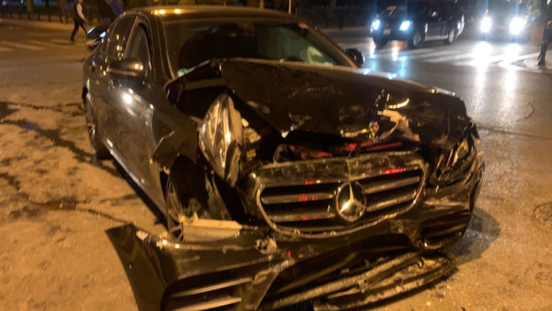 Nəsimi rayonunda “Mercedes” “Prius”a çırpılıb