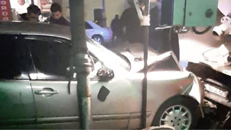 Nərimanov rayonunda kanalizasiya təmizləyən əməkdaşlar qəzaya düşüb