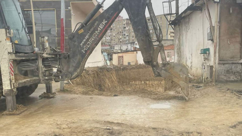 Bakıda küçənin ortasında təməl quyusu qazılıb
