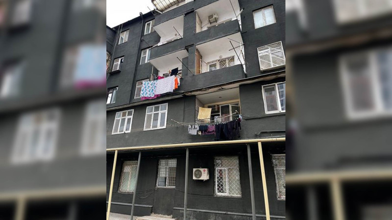 Yasamal rayonunda yaşayış binasının fasadı qara rəngə boyanıb