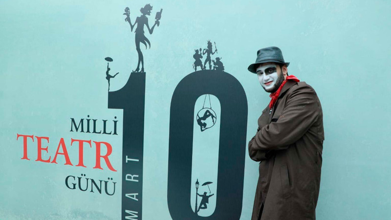10 Mart - Milli Teatr Günü münasibətilə “İçərişəhər” metro stansiyasında fləş-mob keçirilib
