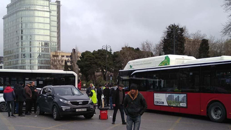 Bakıda “BakuBus” avtobusu qəzaya düşüb