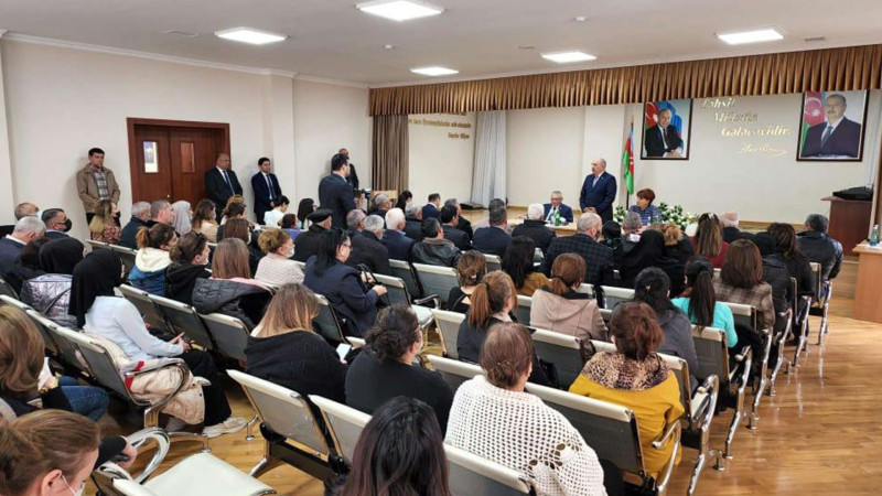 Suraxanı rayonunda icra başçısı sakinləri qəbul edib