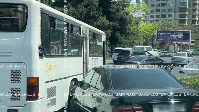 Paytaxtın Yasamal rayonunda avtobus qəza törədib