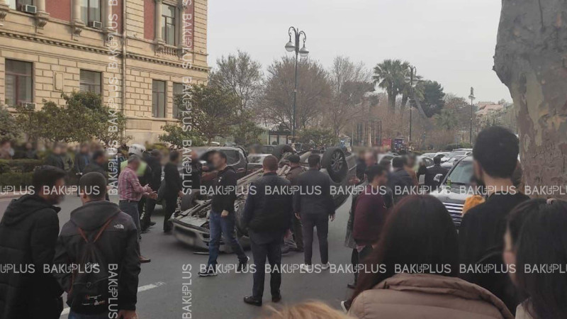 Bakı İcra Hakimiyyətinin qarşısında “Opel” aşıb