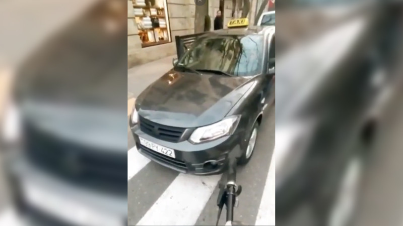 Bakıda velosipedçi ilə taksi sürücüsü yolu “bölə bilməyiblər”