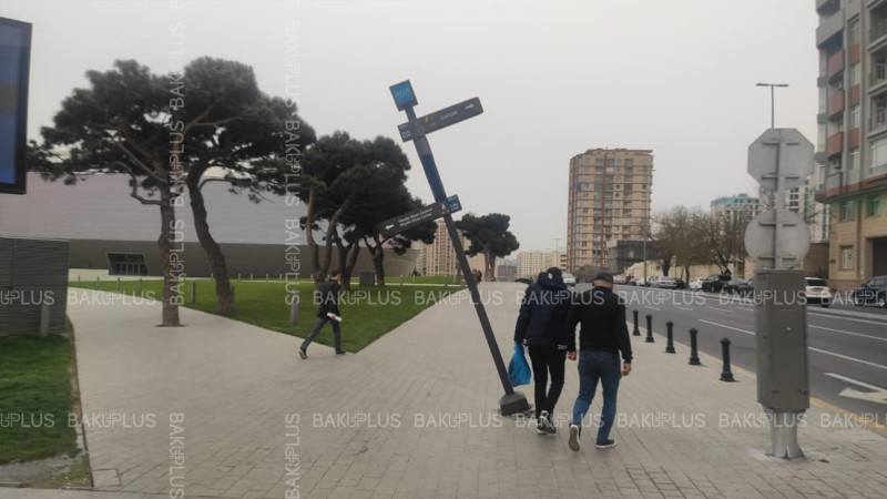 Bakı Konqres Mərkəzinin yanında istiqamət göstərici lövhə qəzalı vəziyyətdədir