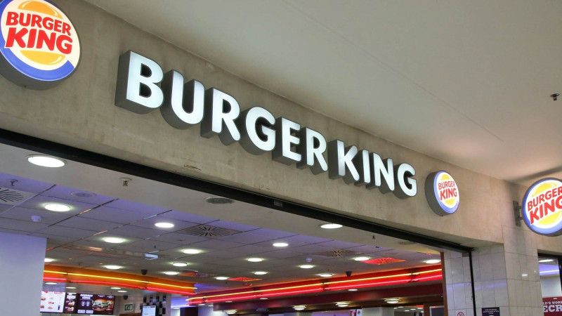 Özünü burgerlərin kralı adlandıran restoran krallara layiq çörəklər hazırlamır