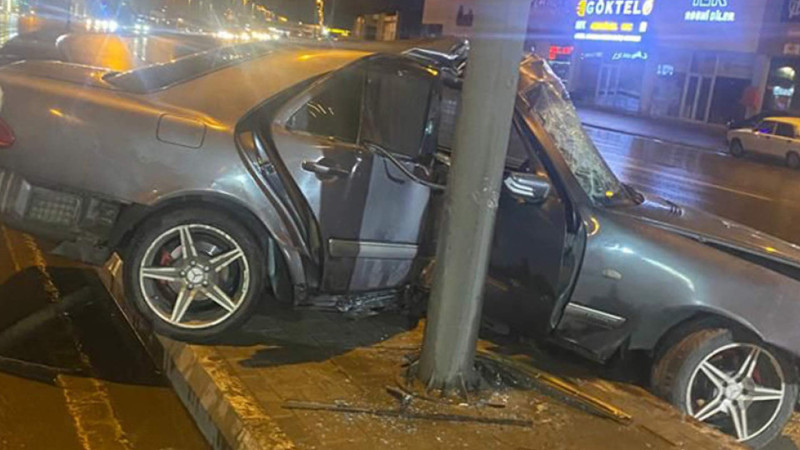 Nərimanov rayonunda avtomobil dirəyə çırpılaraq qəza törədib