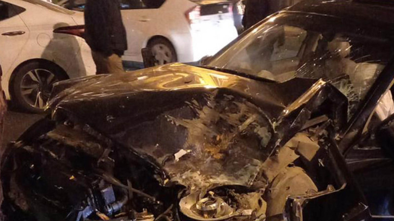 Bakının mərkəzində Mercedes ağaca çırpılıb