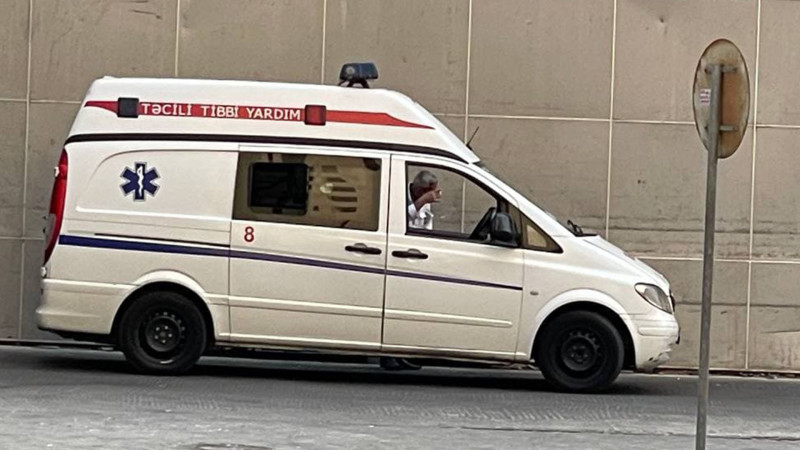 24 yaşlı gənc motosikletçi qəzada xəsarət alıb