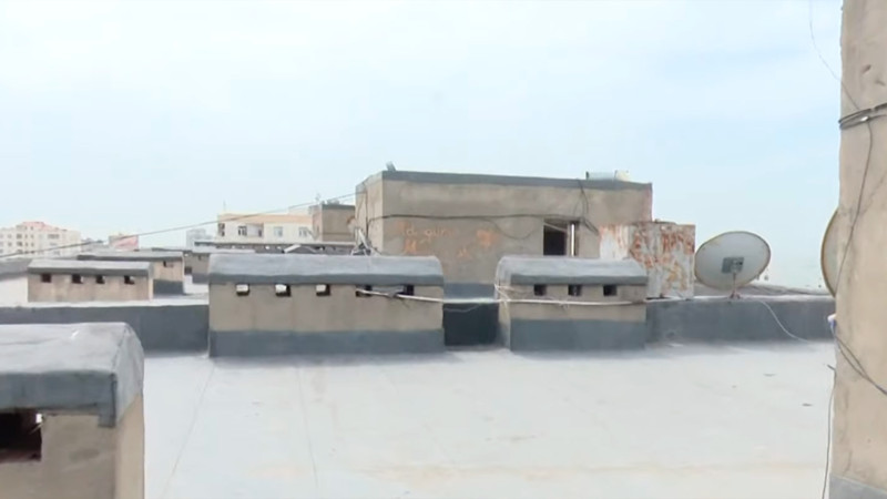 Xətaidə binanın sakinləri öz mənzillərinə getmək üçün damdan hərəkət etməyə məcburdurlar