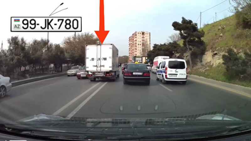 Azadlıq prospektində sürücü avtomobillərin üzərinə çıxıb