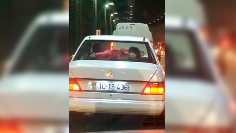 Bakıda azyaşlını avtomobilin arxa şüşəsinin altında aparıblar