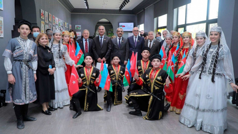 “Bir millət, iki dövlət” beynəlxalq rəsm müsabiqəsinin qalibləri mükafatlandırılıb