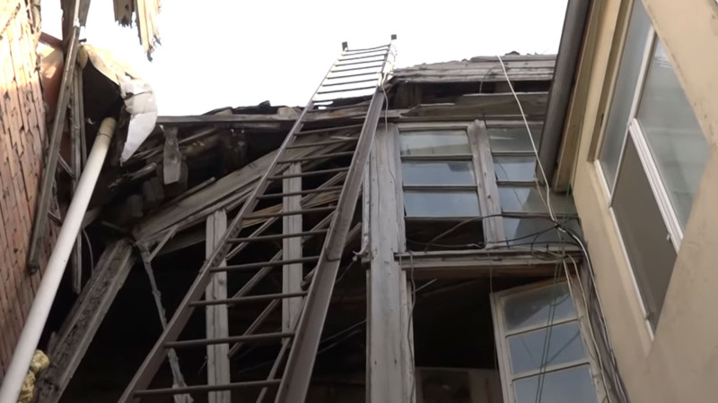 Xətai rayonunda 128 yaşlı bina bir sütunun üzərində dayanıb