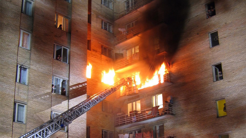 Bakıda çoxmərtəbəli yaşayış binasında yanğın olub