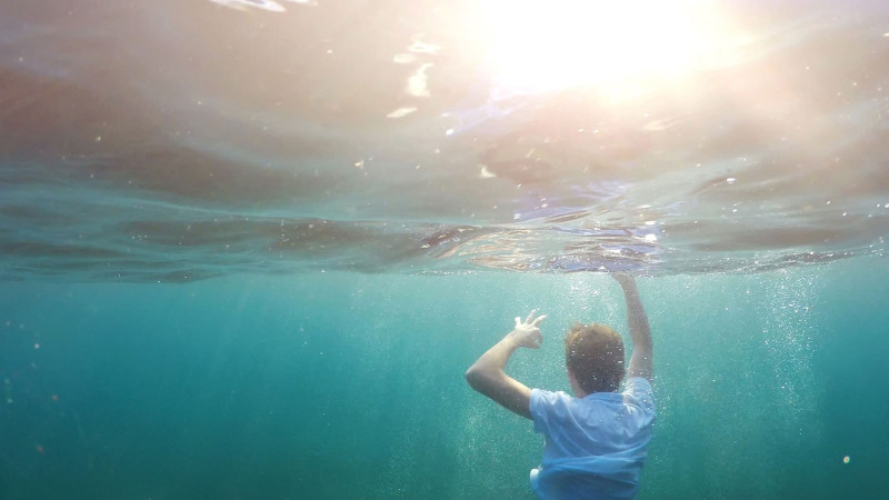 Bakıda intihar etmək istəyən şəxs özünü dənizə atıb
