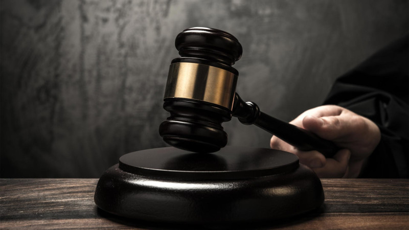 50 min manatlıq qızıl boyunbağı oğurlayan şəxslərə hökm oxunub