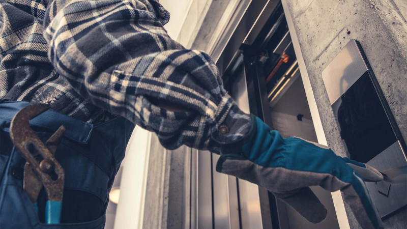 İçərişəhərdə restoranda lift qırılıb: xəsarət alanlar var