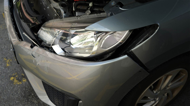 Nərimanovda avtomobil dirəyə çırpılıb: FHN əməkdaşları cəlb olunub