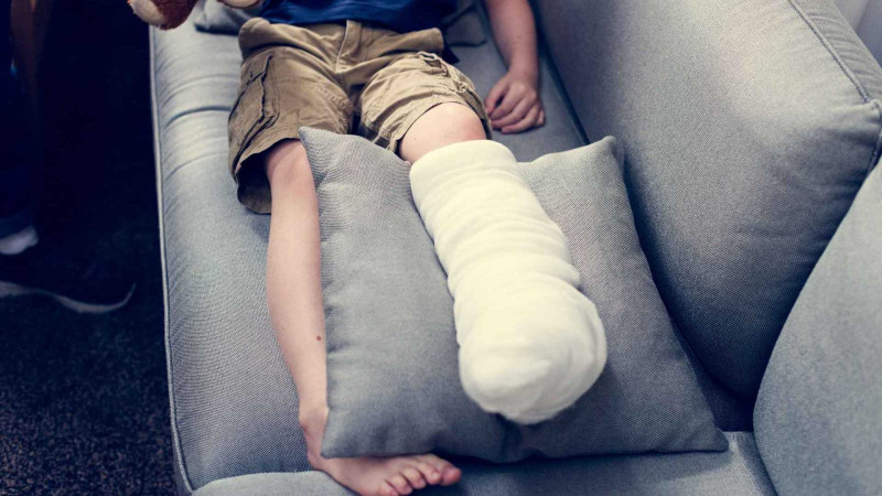 Binə qəsəbəsində KamAZ” azyaşlının ayağının üzərindən keçib