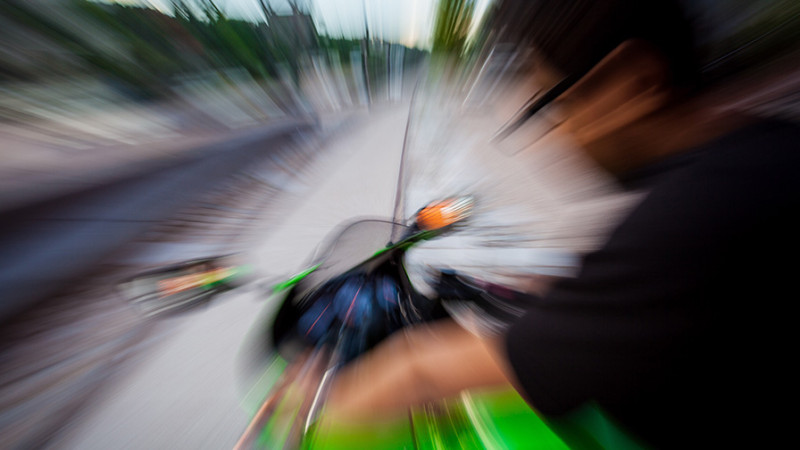 Bakıda gənc motosikletçi çayxanaya çırpılıb