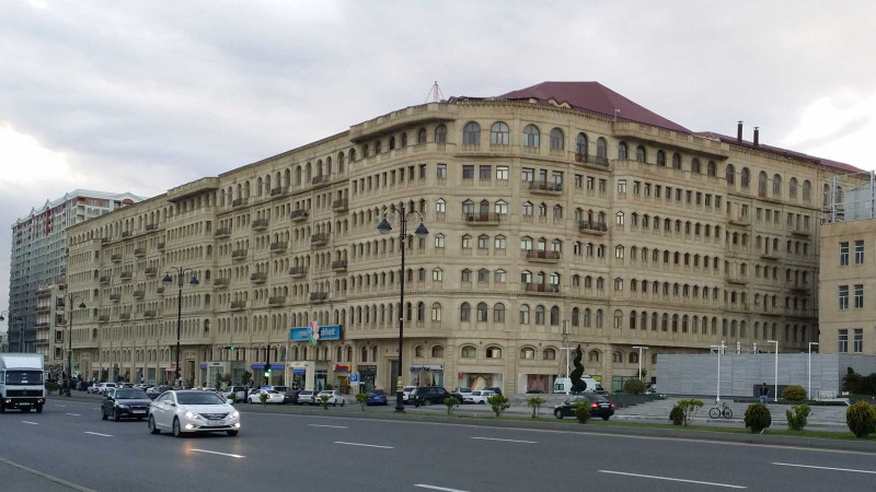 AMAY ticarət mərkəzində 32 yaşlı kişi hündürlükdən yıxılıb