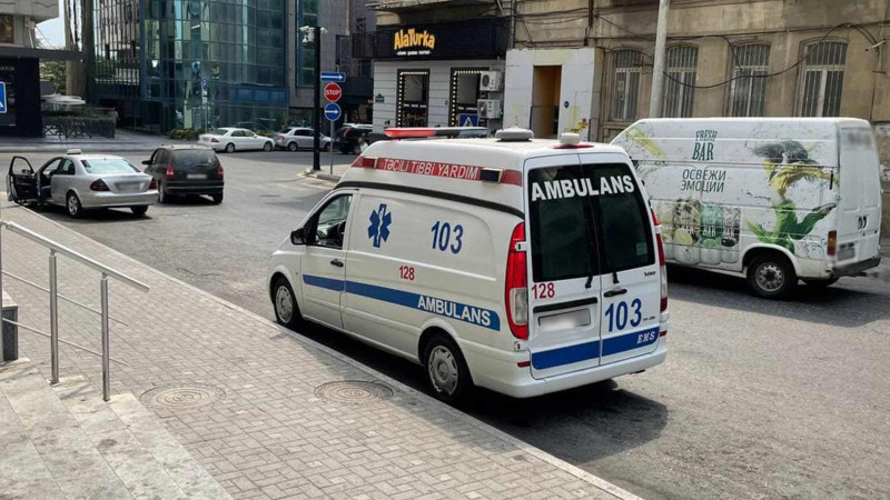 Bakıda gənc oğlan özünə qəsd etmək istəyib