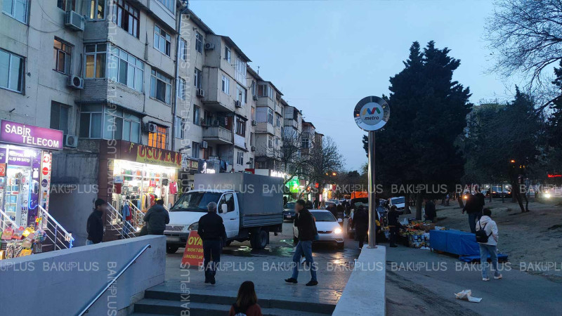 Bakıda metro çıxışı birbaşa avtomobil yoluna çıxır