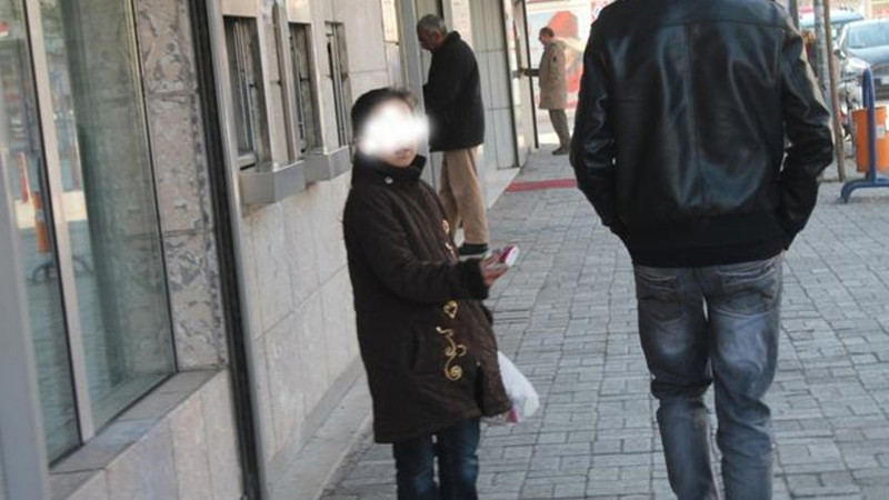 Bakıda salfet satan 14 yaşlı qız itkin düşüb
