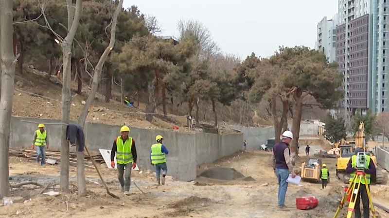 Səbail rayonu ərazisində salınan yeni parkda son tamamlanma işləri aparılır