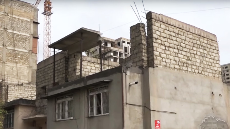 Xətai rayonunda yerləşən yarım tikili qəzalı vəziyyətdədir