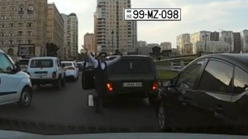 Bakıda Niva sürücüsünün etdiyi hərəkət görənləri təəccübləndirib